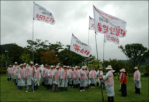 경남통일선봉대 대원들이 삼보일배에 앞서 율동을 하고 있다. 